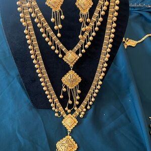 Exquisite Gold Necklace and Earring Set
